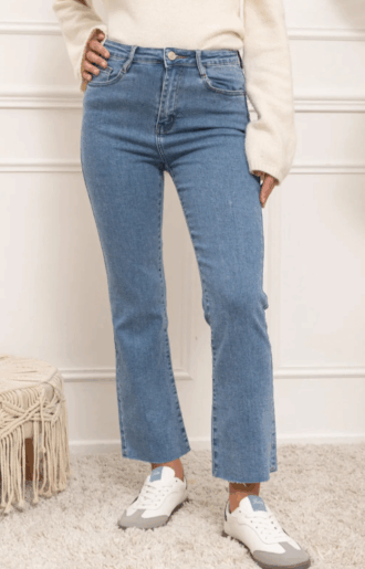 Folyrose superstretchiga klassiskt blå jeans med croppad längd och hög midja – tidlösa och bekväma jeans som passar året runt.