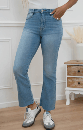 Folyrose superstretchiga ljusblå jeans med croppad längd och hög midja – smickrande passform och bekväm stretch, perfekta till vår och sommar.