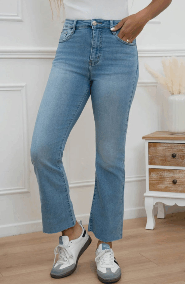 Folyrose superstretchiga ljusblå jeans med croppad längd och hög midja – smickrande passform och bekväm stretch, perfekta till vår och sommar.