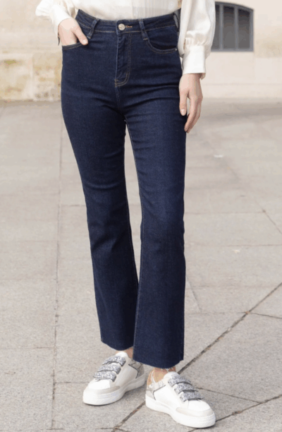 Folyrose super stretchy dark blue jeans with cropped length and high waist – fits perfectly and works for both everyday and parties.