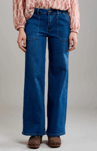 Trendiga, vida jeans i mörkblå färg, med skön stretch.