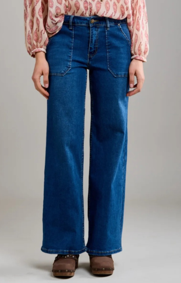 Trendiga, vida jeans i mörkblå färg, med skön stretch.