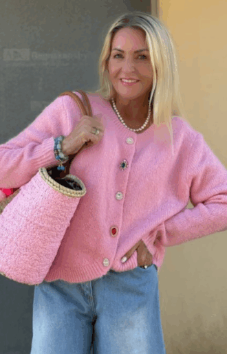 Rosa kofta med dekorativa färgade strassknappar och vågigt avslut, one size S–XL från Love Forever.