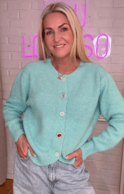 Mintgrön kofta med färgade strassknappar och vågigt avslut, one size S–XL från Love Forever.