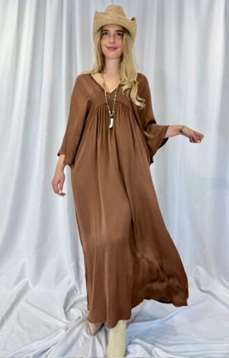 Chokladbrun satinliknande klänning i viskos med v-ringning och ledig passform, one size XS–XL.