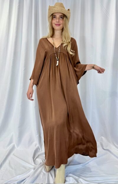 Chokladbrun satinliknande klänning i viskos med v-ringning och ledig passform, one size XS–XL.