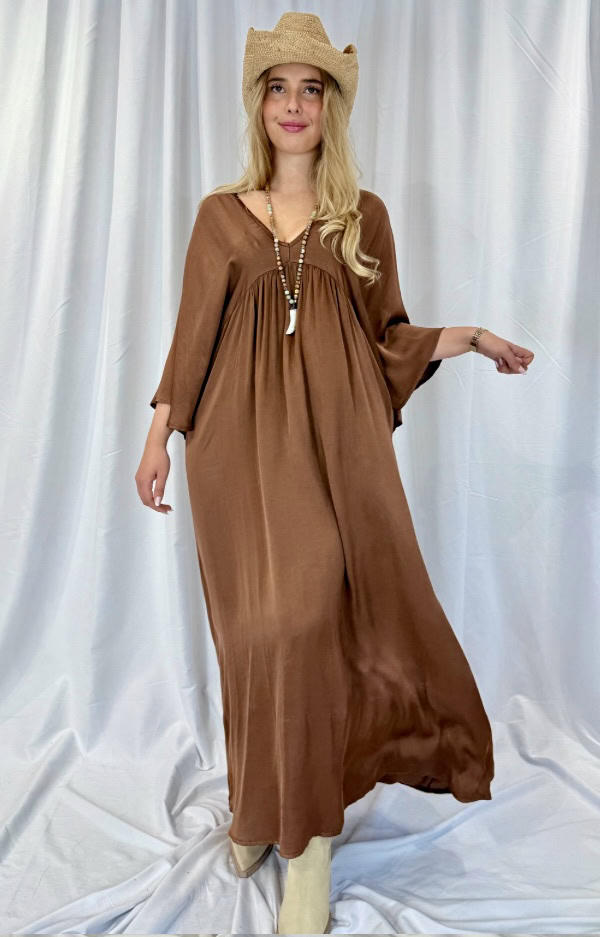 Chokladbrun satinliknande klänning i viskos med v-ringning och ledig passform, one size XS–XL.