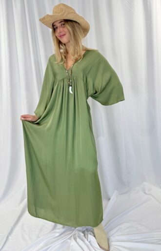 Armygrön klänning i viskos med satinliknande glans och v-ringning, one size XS–XL.