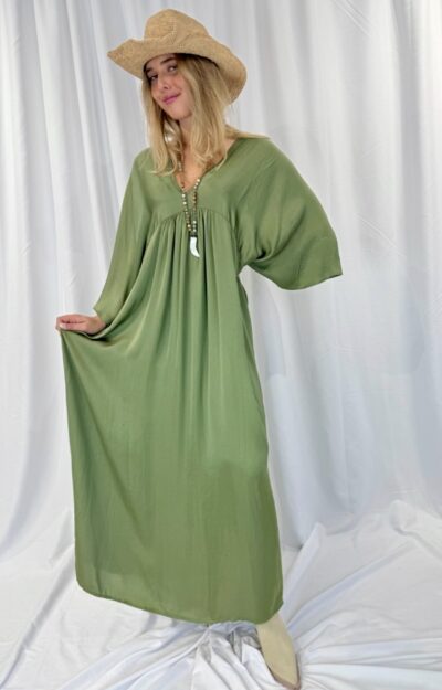 Armygrön klänning i viskos med satinliknande glans och v-ringning, one size XS–XL.