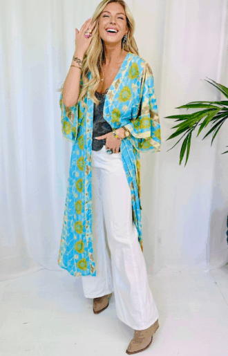 Turkos kimono med solgula inslag i boho luxe-stil från Love Forever