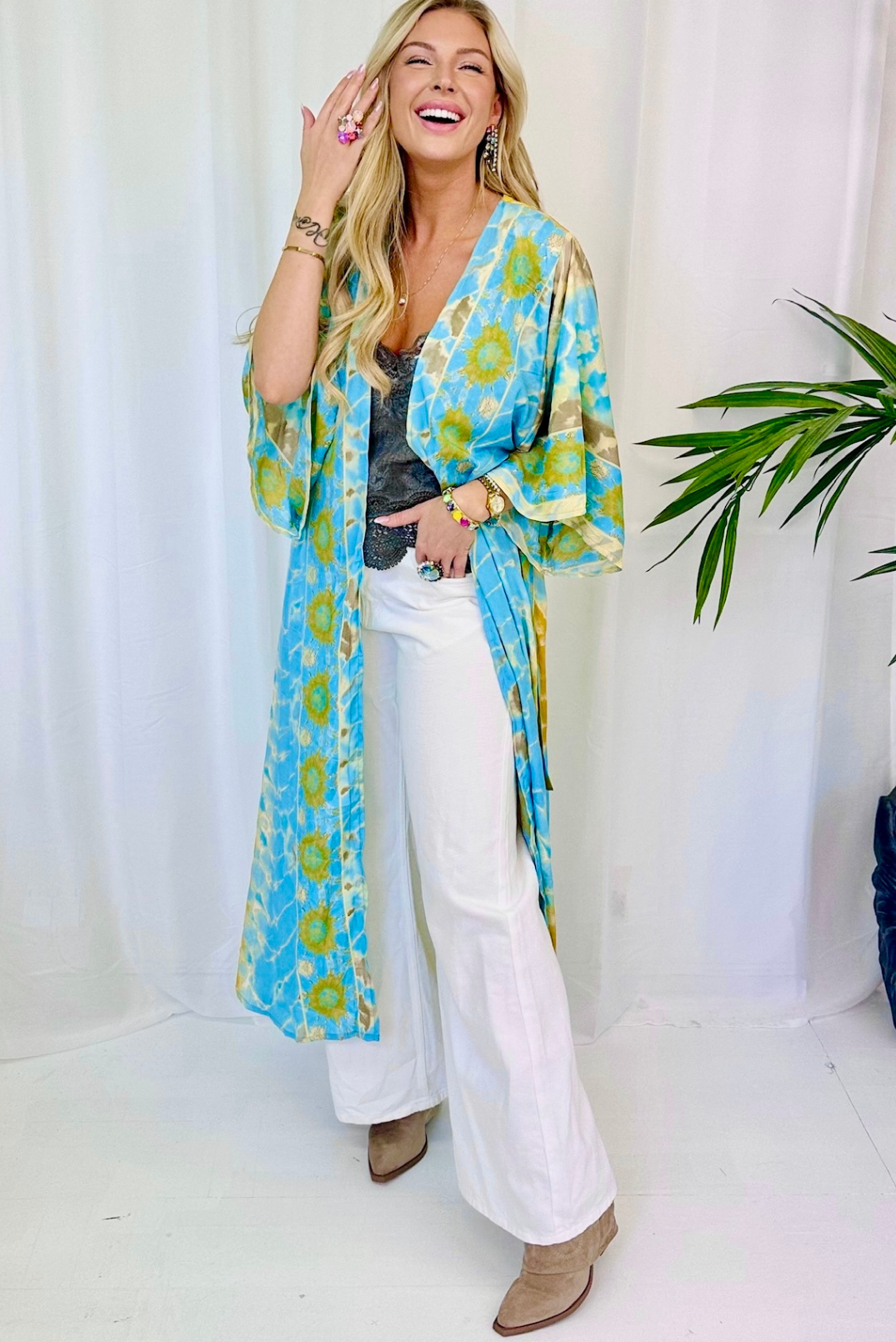 Turkos kimono med solgula inslag i boho luxe-stil från Love Forever