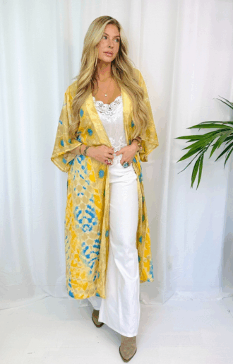 Guldig solgul kimono med turkos och beige i boho luxe-stil från Love Forever