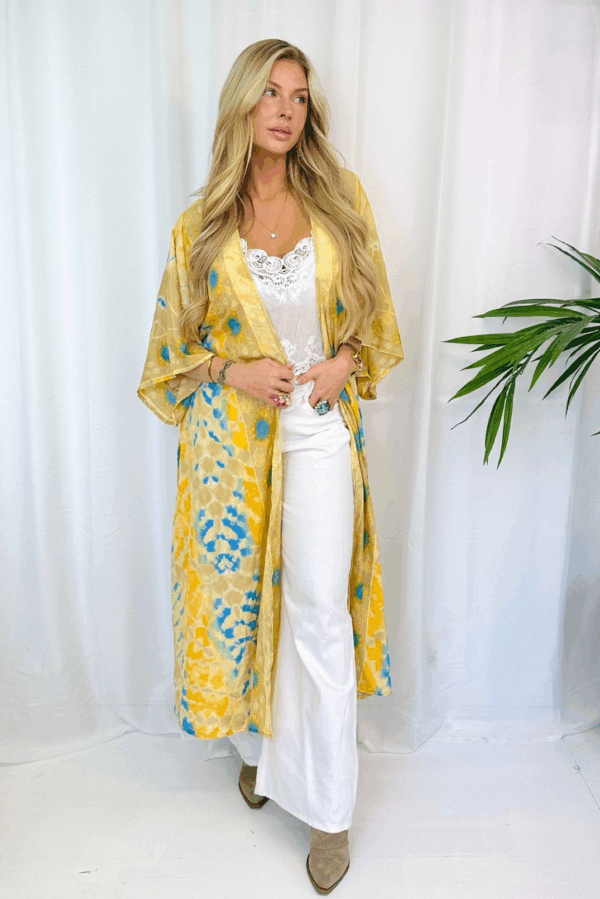 Guldig solgul kimono med turkos och beige i boho luxe-stil från Love Forever