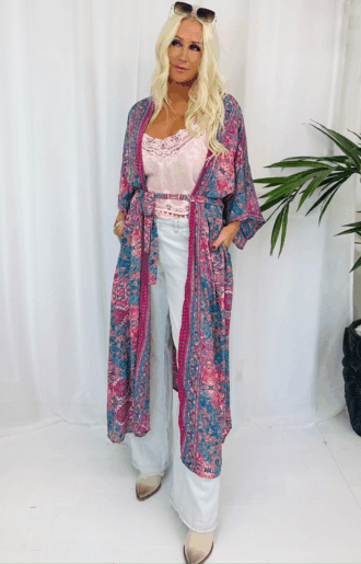 Cerise paisley kimono i boho luxe-stil med fickor och bälte, mjukt strykfritt tyg, one size S–XXL.