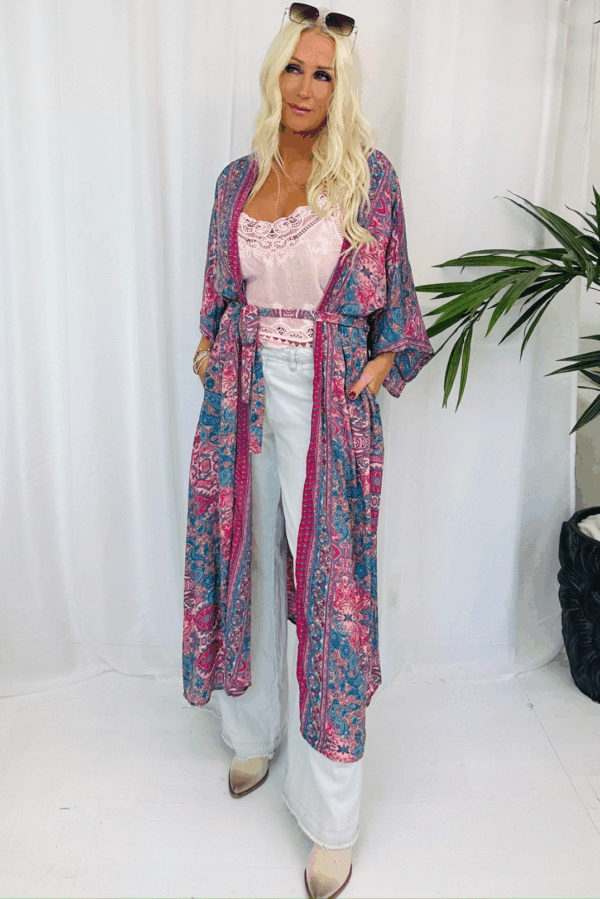 Cerise paisley kimono i boho luxe-stil med fickor och bälte, mjukt strykfritt tyg, one size S–XXL.