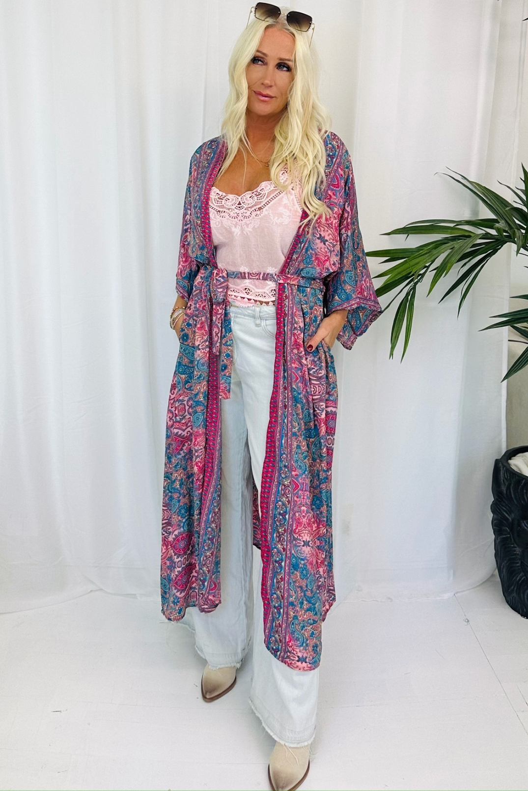 Cerise paisley kimono i boho luxe-stil med fickor och bälte, mjukt strykfritt tyg, one size S–XXL.