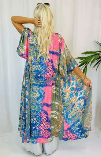 Blå kimono i boho luxe-stil med snakeprint och detaljer i rosa, coral och taupe, mjukt strykfritt tyg, one size S–XXL.
