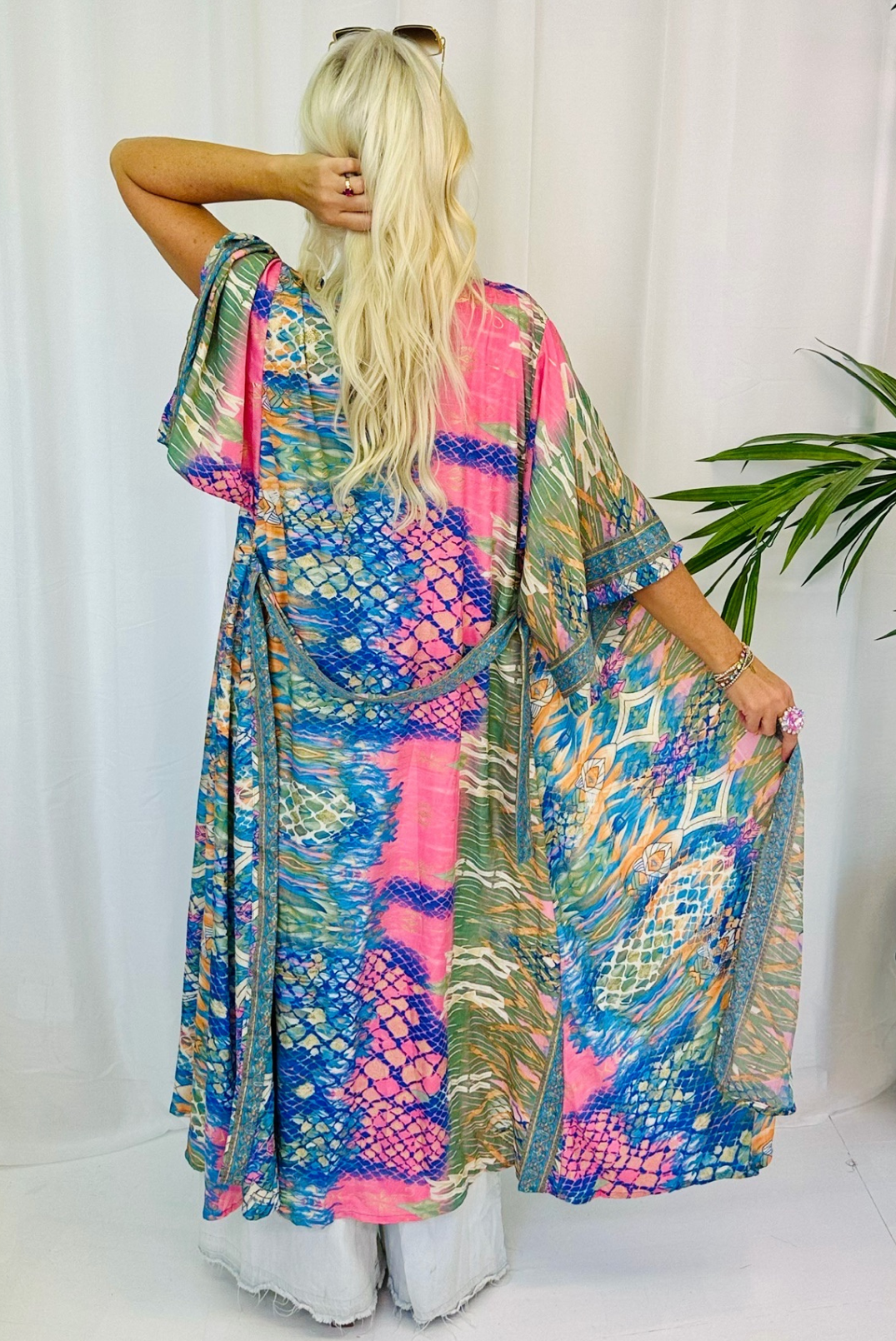 Blå kimono i boho luxe-stil med snakeprint och detaljer i rosa, coral och taupe, mjukt strykfritt tyg, one size S–XXL.