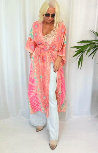 Corall-rosa boho luxe kimono med fickor och bälte i mjukt strykfritt tyg, one size S–XXL.