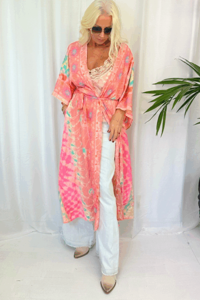 Corall-rosa boho luxe kimono med fickor och bälte i mjukt strykfritt tyg, one size S–XXL.