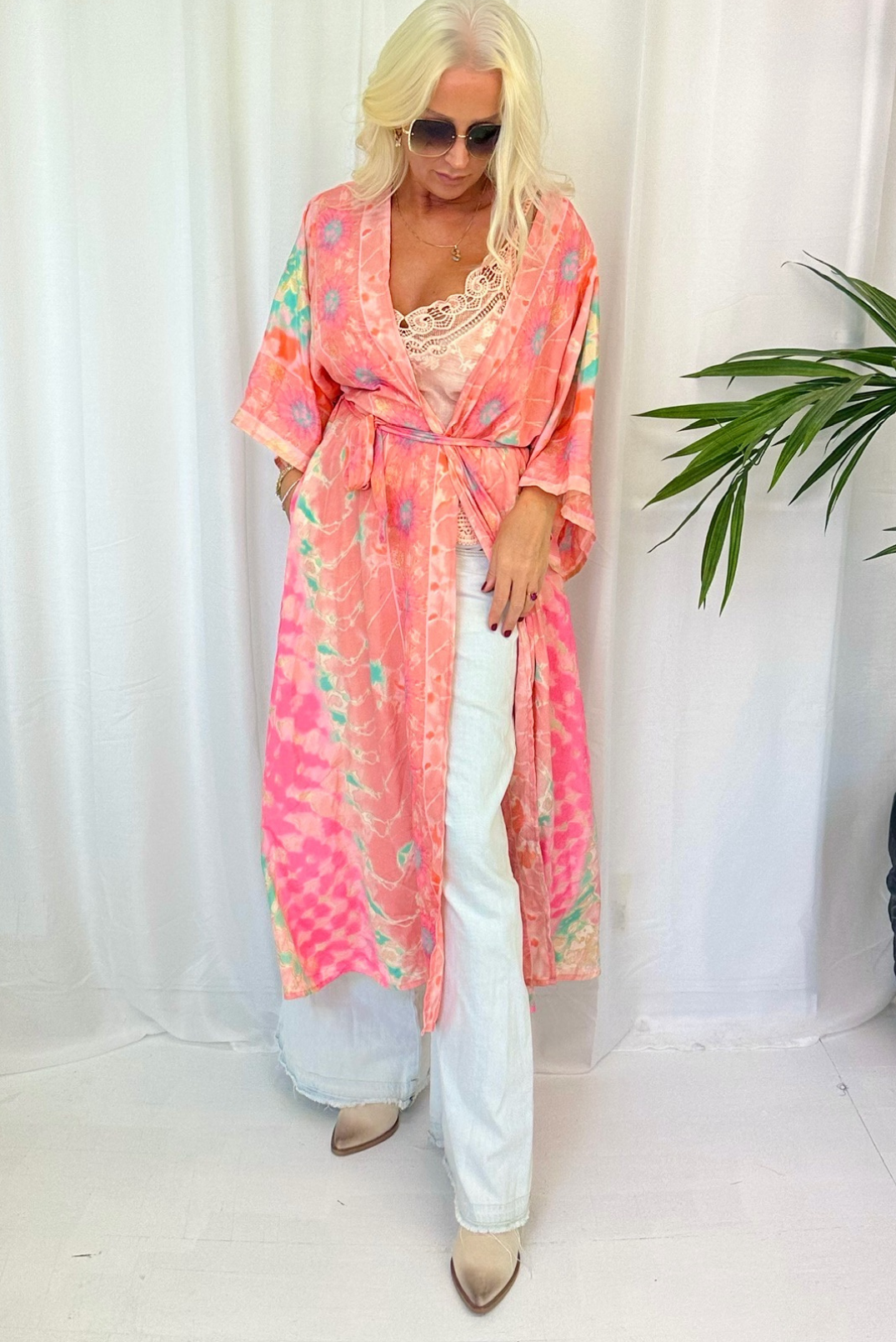 Corall-rosa boho luxe kimono med fickor och bälte i mjukt strykfritt tyg, one size S–XXL.