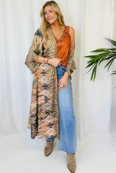 Kimono i boho luxe-stil i nyanser av taupe, grått, coral och beige, mjukt strykfritt tyg med fickor och bälte, one size S–XXL.