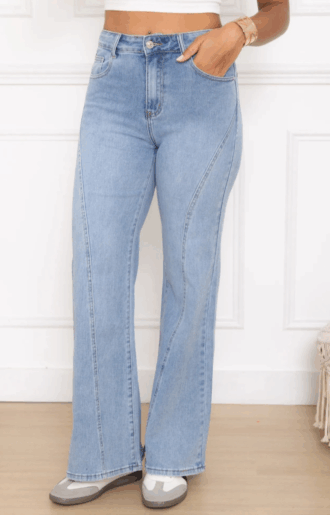 Raka Folyrose jeans med superstretch och sned söm framtill, slankande effekt. Modellen är 173 cm och har S.