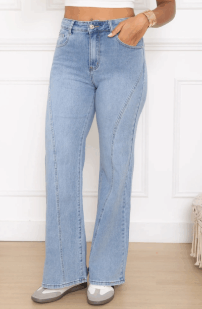 Raka Folyrose jeans med superstretch och sned söm framtill, slankande effekt. Modellen är 173 cm och har S.