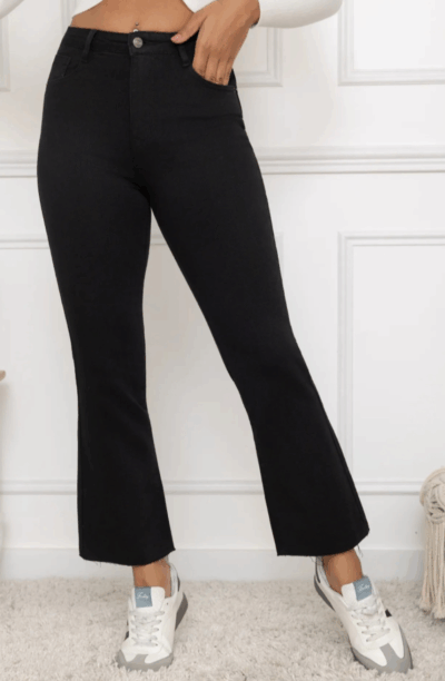 Svarta stretchjeans från Folyrose med croppad längd, lätt utsvängd modell och strassdetalj på bakfickan. Modellen är 173 cm och har storlek S.