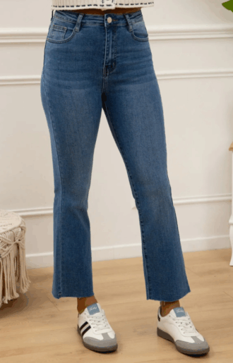 Jeans från Folyrose i klassisk blå denim med raka ben, croppad rå kant och formande bakfickor. Modellen är 173 cm och har storlek S.