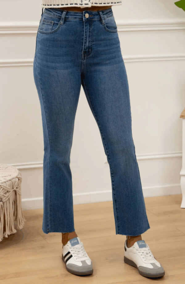 Jeans från Folyrose i klassisk blå denim med raka ben, croppad rå kant och formande bakfickor. Modellen är 173 cm och har storlek S.