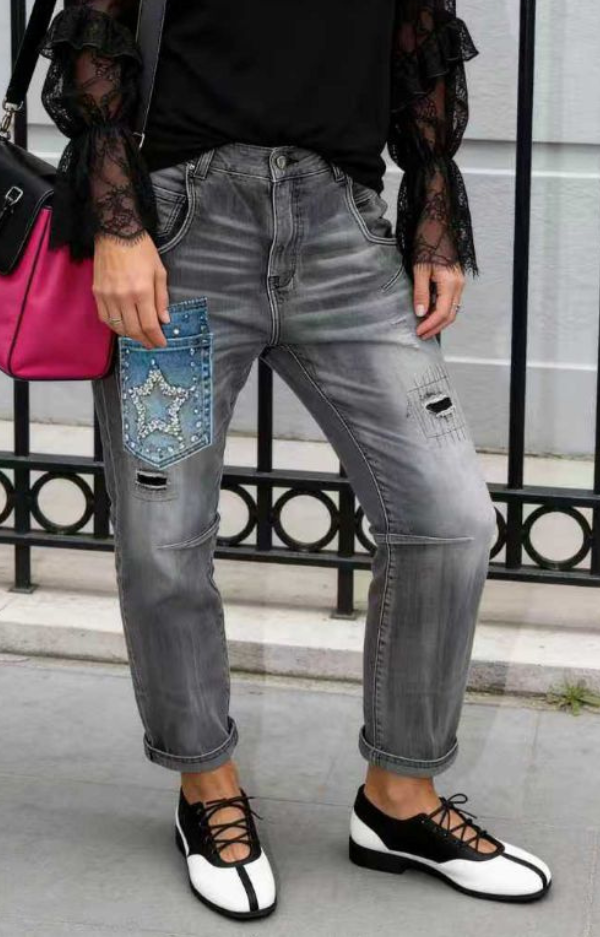 Oversize jeans i tvättat grått jeanstyg med stretch, slitningar och blå ficka med glittrig stjärndetalj på benet.