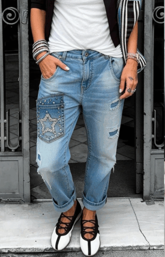 Oversize jeans i klassisk jeansblå tvätt med stretch, slitningar och glittrig stjärndetalj på benet från Love Forever.