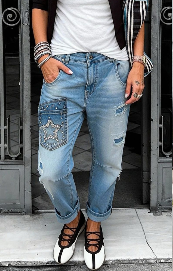 Oversize jeans i klassisk jeansblå tvätt med stretch, slitningar och glittrig stjärndetalj på benet från Love Forever.