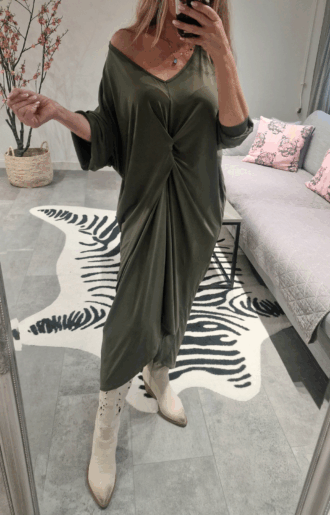 Army-grön Love Forever-klänning med dekorativ knut framtill, mjuk stretch, one size S–XXL.