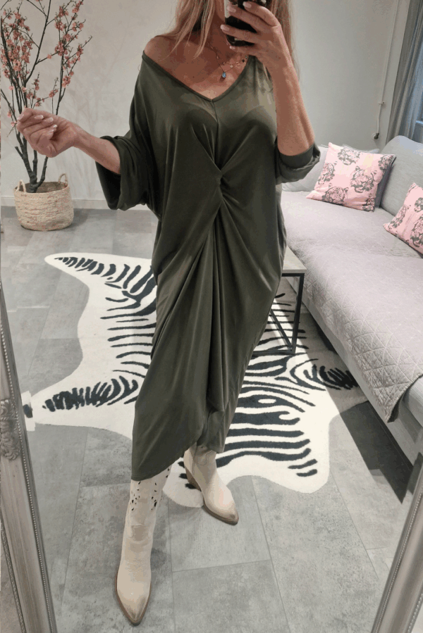 Army-grön Love Forever-klänning med dekorativ knut framtill, mjuk stretch, one size S–XXL.