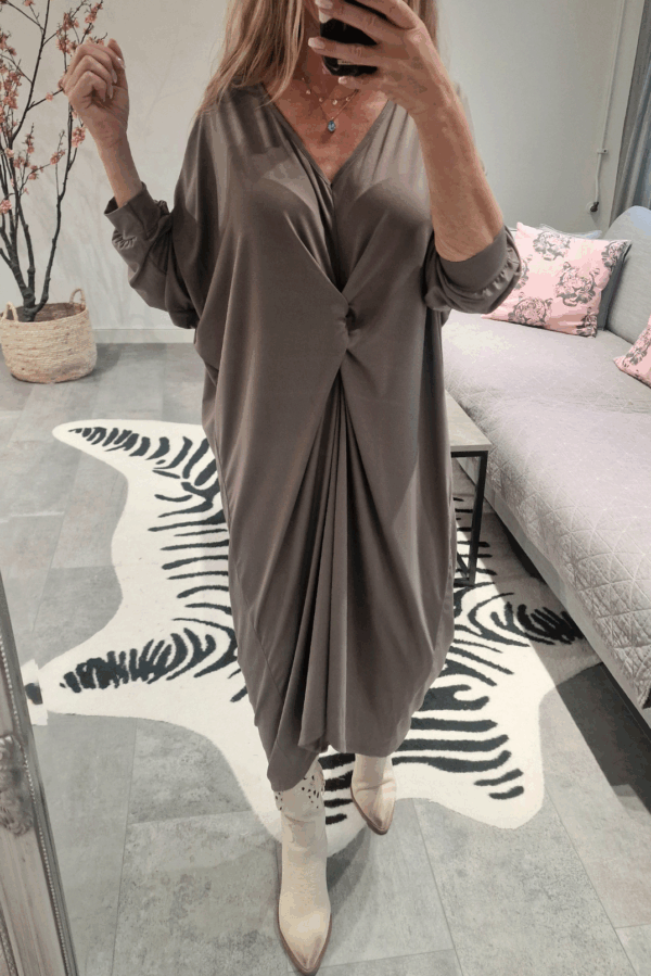 Taupe Love Forever-klänning med dekorativ knut framtill, mjuk stretch, one size S–XXL.