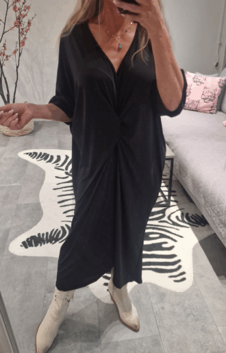 Svart Love Forever-klänning med knytning framtill, mjuk stretch, one size S–XXL.