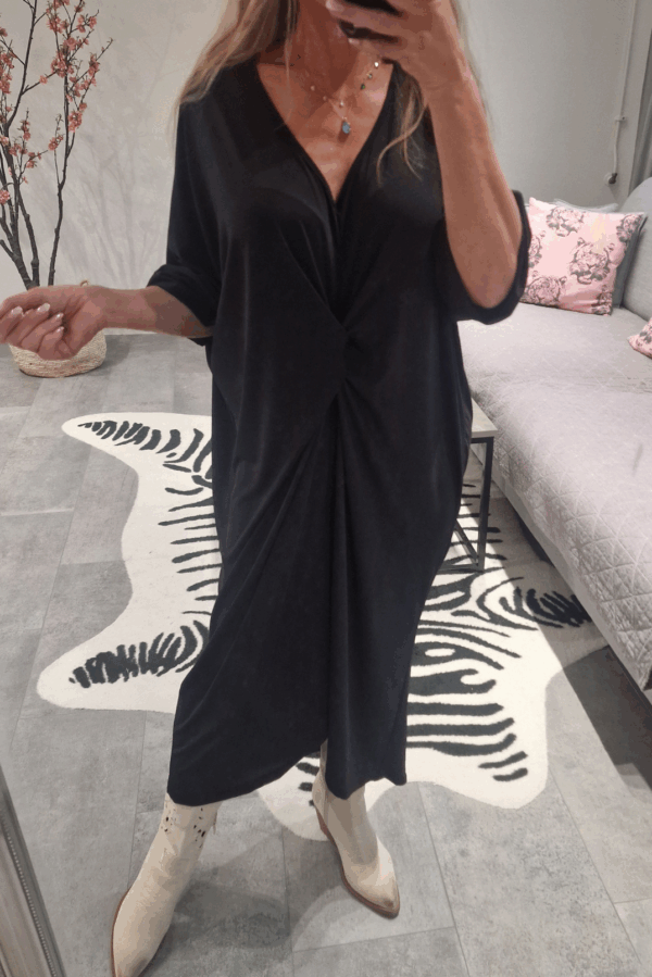 Svart Love Forever-klänning med knytning framtill, mjuk stretch, one size S–XXL.