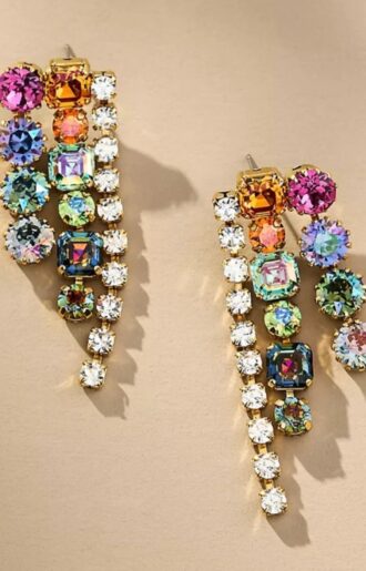 Boho luxe statementörhängen Elyssa i pastelliga färger, nickelfria och lättviktiga, med kristaller och hypoallergena stift.