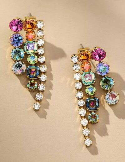 Boho luxe statementörhängen Elyssa i pastelliga färger, nickelfria och lättviktiga, med kristaller och hypoallergena stift.