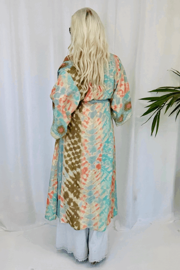 Turkos kimono med coral, beige och taupe i boho luxe-stil från Love Forever