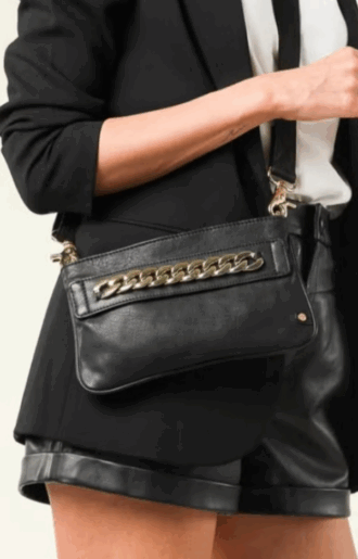 äska i svart läder med dragkedjefack och guldkedja, 25 cm lång och 15 cm hög.