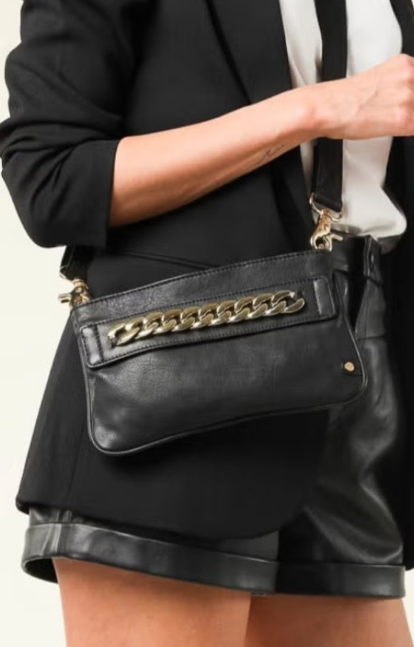 äska i svart läder med dragkedjefack och guldkedja, 25 cm lång och 15 cm hög.