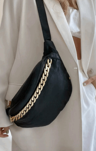 Bumbag från Depeche i svart skinn med gulddragkedja, flera innerfack, justerbar crossbody-rem och kedjedetalj fram, 33 x 17 cm.