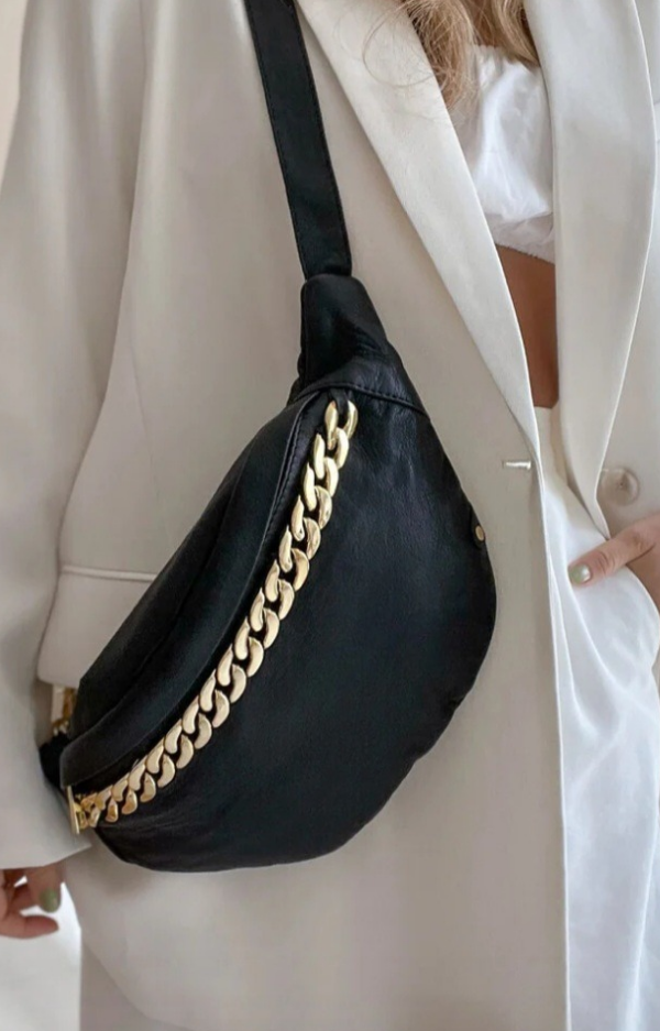 Bumbag från Depeche i svart skinn med gulddragkedja, flera innerfack, justerbar crossbody-rem och kedjedetalj fram, 33 x 17 cm.