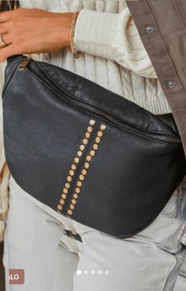 Bumbag i svart kalvskinn med runda nitar, dragkedjefack och justerbar crossbody-rem, mått 21 x 41 x 8 cm.