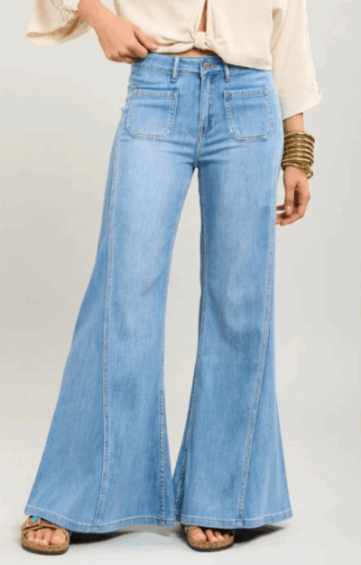 Ljusblå utsvängda jeans med smickrande passform, snedskuren söm på benen och diskreta fickor framtill.