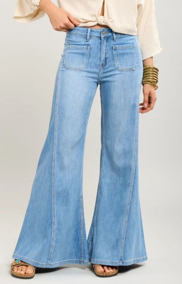 Ljusblå utsvängda jeans med smickrande passform, snedskuren söm på benen och diskreta fickor framtill.