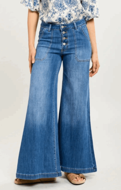 Utsvängda jeans med perfekt passform över hela siluetten, rymliga fickor och trendig utsvängd benform.